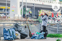 [ẢNH] Người lao động nhọc nhằn mưu sinh dưới thời tiết oi nóng của Hà Nội