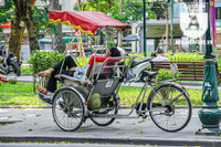 [ẢNH] Người lao động nhọc nhằn mưu sinh dưới thời tiết oi nóng của Hà Nội