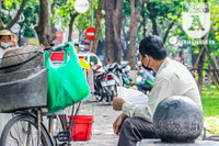 [ẢNH] Người lao động nhọc nhằn mưu sinh dưới thời tiết oi nóng của Hà Nội