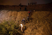 [Ảnh] Hàng nghìn người Morocco bất chấp nguy hiểm tính mạng, vượt biển đến Tây Ban Nha