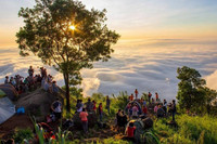 [ẢNH] Ngắm thời khắc bình minh tuyệt đẹp giữa 'biển mây' trên đỉnh núi Bà Đen