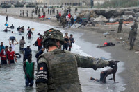 [Ảnh] Hàng nghìn người Morocco bất chấp nguy hiểm tính mạng, vượt biển đến Tây Ban Nha