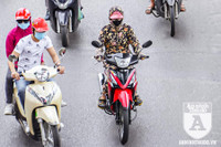 [ẢNH] Người lao động nhọc nhằn mưu sinh dưới thời tiết oi nóng của Hà Nội