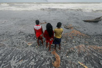 [ẢNH] Tàu chở axit bốc cháy dữ dội trên biển Sri Lanka