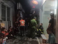 Hình ảnh lực lượng chức năng xuyên đêm chữa cháy, cứu người trong vụ hỏa hoạn ở đường Trung Kính 