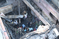 Hình ảnh lực lượng chức năng xuyên đêm chữa cháy, cứu người trong vụ hỏa hoạn ở đường Trung Kính 