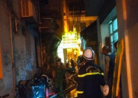 Hình ảnh lực lượng chức năng xuyên đêm chữa cháy, cứu người trong vụ hỏa hoạn ở đường Trung Kính 