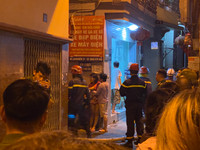 Hình ảnh lực lượng chức năng xuyên đêm chữa cháy, cứu người trong vụ hỏa hoạn ở đường Trung Kính 