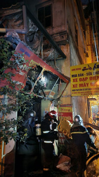 Hình ảnh lực lượng chức năng xuyên đêm chữa cháy, cứu người trong vụ hỏa hoạn ở đường Trung Kính 