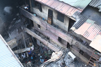 Hình ảnh lực lượng chức năng xuyên đêm chữa cháy, cứu người trong vụ hỏa hoạn ở đường Trung Kính 