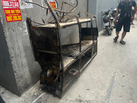 Hình ảnh lực lượng chức năng xuyên đêm chữa cháy, cứu người trong vụ hỏa hoạn ở đường Trung Kính 