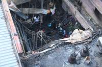 Hình ảnh lực lượng chức năng xuyên đêm chữa cháy, cứu người trong vụ hỏa hoạn ở đường Trung Kính 