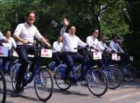 Thủ tướng Phạm Minh Chính và Thủ tướng Hà Lan cùng đạp xe dạo phố Hà Nội