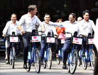 Thủ tướng Phạm Minh Chính và Thủ tướng Hà Lan cùng đạp xe dạo phố Hà Nội