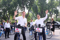 Thủ tướng Phạm Minh Chính và Thủ tướng Hà Lan cùng đạp xe dạo phố Hà Nội