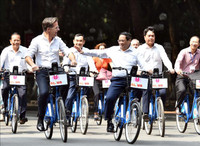 Thủ tướng Phạm Minh Chính và Thủ tướng Hà Lan cùng đạp xe dạo phố Hà Nội