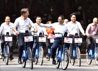 Thủ tướng Phạm Minh Chính và Thủ tướng Hà Lan cùng đạp xe dạo phố Hà Nội