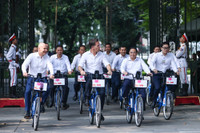 Thủ tướng Phạm Minh Chính và Thủ tướng Hà Lan cùng đạp xe dạo phố Hà Nội