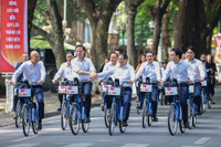 Thủ tướng Phạm Minh Chính và Thủ tướng Hà Lan cùng đạp xe dạo phố Hà Nội