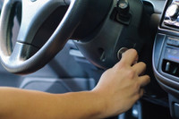 [ẢNH] Những cách thoát hiểm nhanh và an toàn cho người ngồi trong ô tô khi xe bị cháy