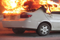 [ẢNH] Những cách thoát hiểm nhanh và an toàn cho người ngồi trong ô tô khi xe bị cháy