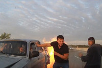 [ẢNH] Những cách thoát hiểm nhanh và an toàn cho người ngồi trong ô tô khi xe bị cháy