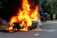 [ẢNH] Những cách thoát hiểm nhanh và an toàn cho người ngồi trong ô tô khi xe bị cháy