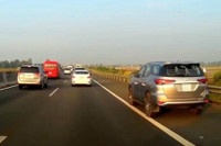 [ẢNH] Những cách thoát hiểm nhanh và an toàn cho người ngồi trong ô tô khi xe bị cháy