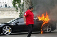 [ẢNH] Những cách thoát hiểm nhanh và an toàn cho người ngồi trong ô tô khi xe bị cháy