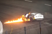 [ẢNH] Những cách thoát hiểm nhanh và an toàn cho người ngồi trong ô tô khi xe bị cháy