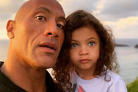 [ẢNH] The Rock: Từ cậu bé cao 1,9m bị xa lánh đến ngôi sao tỷ đô của Hollywood