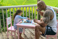 [ẢNH] The Rock: Từ cậu bé cao 1,9m bị xa lánh đến ngôi sao tỷ đô của Hollywood