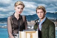 [ẢNH] Nữ chính xinh đẹp với chiều cao 'khủng' 1m90 trong bom tấn ‘Tenet’ 