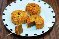 [ẢNH] ‘Bật mí’ bí quyết giúp ăn bánh Trung thu không lo béo