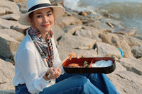 [ẢNH] 8 cách phối đồ với sơ mi trắng sành điệu như dàn sao thế giới