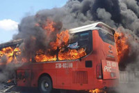 [ẢNH] Những cách thoát hiểm nhanh và an toàn cho người ngồi trong ô tô khi xe bị cháy