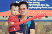 [ẢNH] Tuổi 73, nhạc sĩ Đức Huy sống ra sao bên vợ trẻ đẹp kém 44 tuổi?