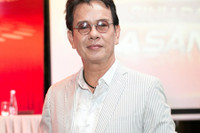 [ẢNH] Tuổi 73, nhạc sĩ Đức Huy sống ra sao bên vợ trẻ đẹp kém 44 tuổi?