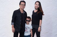 [ẢNH] Tuổi 73, nhạc sĩ Đức Huy sống ra sao bên vợ trẻ đẹp kém 44 tuổi?