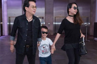 [ẢNH] Tuổi 73, nhạc sĩ Đức Huy sống ra sao bên vợ trẻ đẹp kém 44 tuổi?