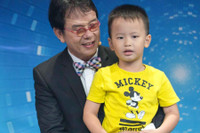 [ẢNH] Tuổi 73, nhạc sĩ Đức Huy sống ra sao bên vợ trẻ đẹp kém 44 tuổi?