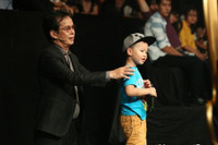 [ẢNH] Tuổi 73, nhạc sĩ Đức Huy sống ra sao bên vợ trẻ đẹp kém 44 tuổi?