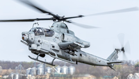 Trực thăng AH-1Z Viper của thủy quân lục chiến Mỹ diễn tập bắn đạn thật trên biển Caribe