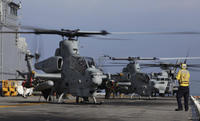 Trực thăng AH-1Z Viper của thủy quân lục chiến Mỹ diễn tập bắn đạn thật trên biển Caribe