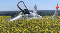 Máy bay chiến đấu MiG-29 Ukraine hạ cánh xuống cánh đồng cải dầu