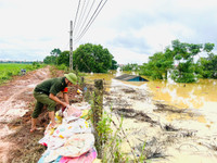 Công an huyện Sóc Sơn xuống đồng, cứu vớt hoa màu giúp nhân dân