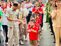 Người dân hứng khởi với trải nghiệm phòng cháy chữa cháy và cứu nạn cứu hộ