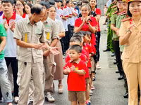 Người dân hứng khởi với trải nghiệm phòng cháy chữa cháy và cứu nạn cứu hộ