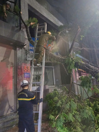 Xúc động hình ảnh những chiến sỹ Công an ngày đêm bám đường giải quyết hậu quả sau bão