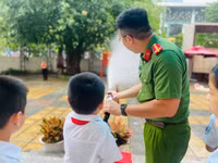 Học sinh quận Ba Đình trải nghiệm thực hành kỹ năng phòng cháy, chữa cháy